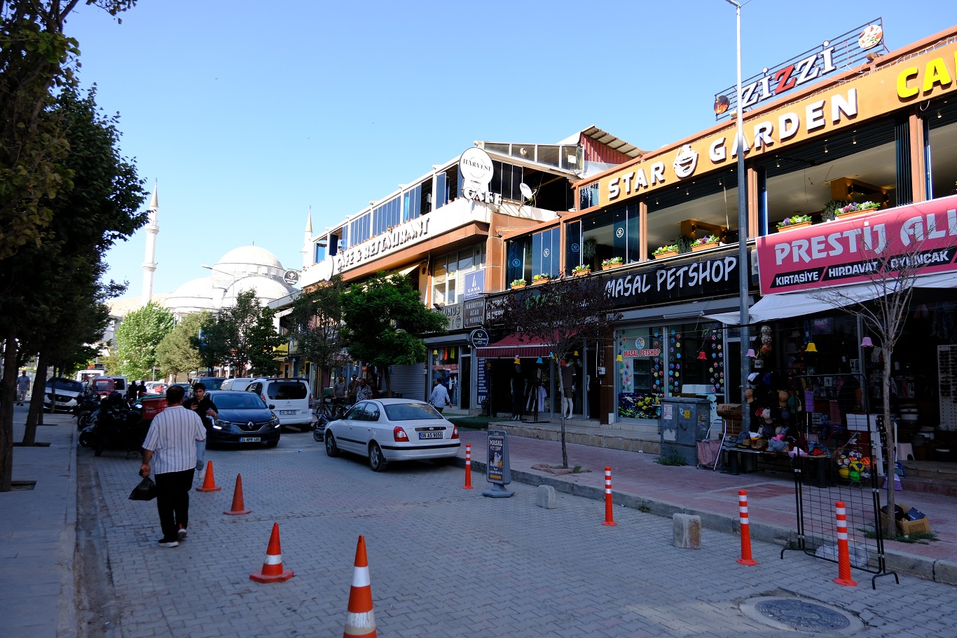HÜDA PAR Van İl Başkanlığı, yıllardır mülkiyet sorunu yaşayan esnaflarla bir araya geldi