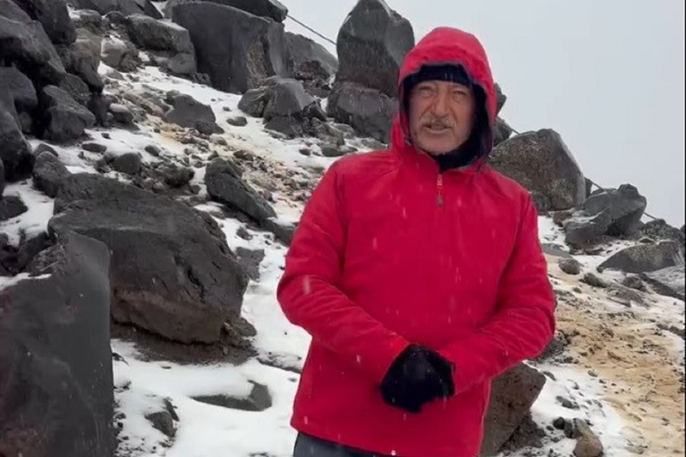 Ağrı Dağı’nda ağustos sürprizi, dağcılar kar ve tipi altında zirveye ilerliyor