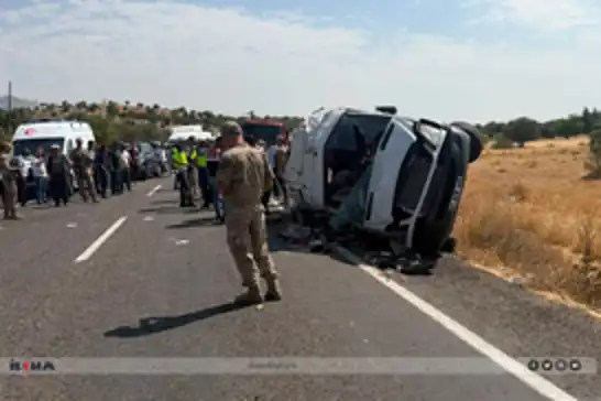 Seven dead, nine injured in deadly minibus crash in southeastern Türkiye