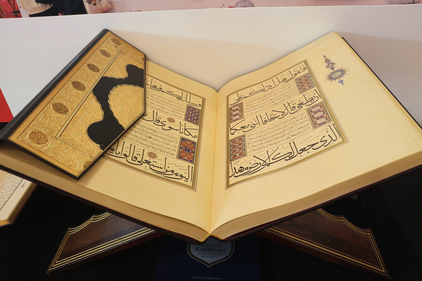 Uluslararası Arapça Kitap Fuarı'nda "Altın Harfler" sergisi
