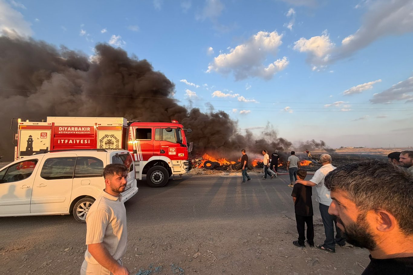 Diyarbakır'da otluk alanda başlayan yangın lastiklere sıçradı