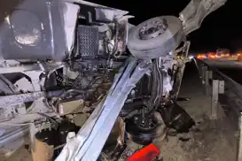 Tanker demir bariyeri biçti:  Sürücü yaralandı 