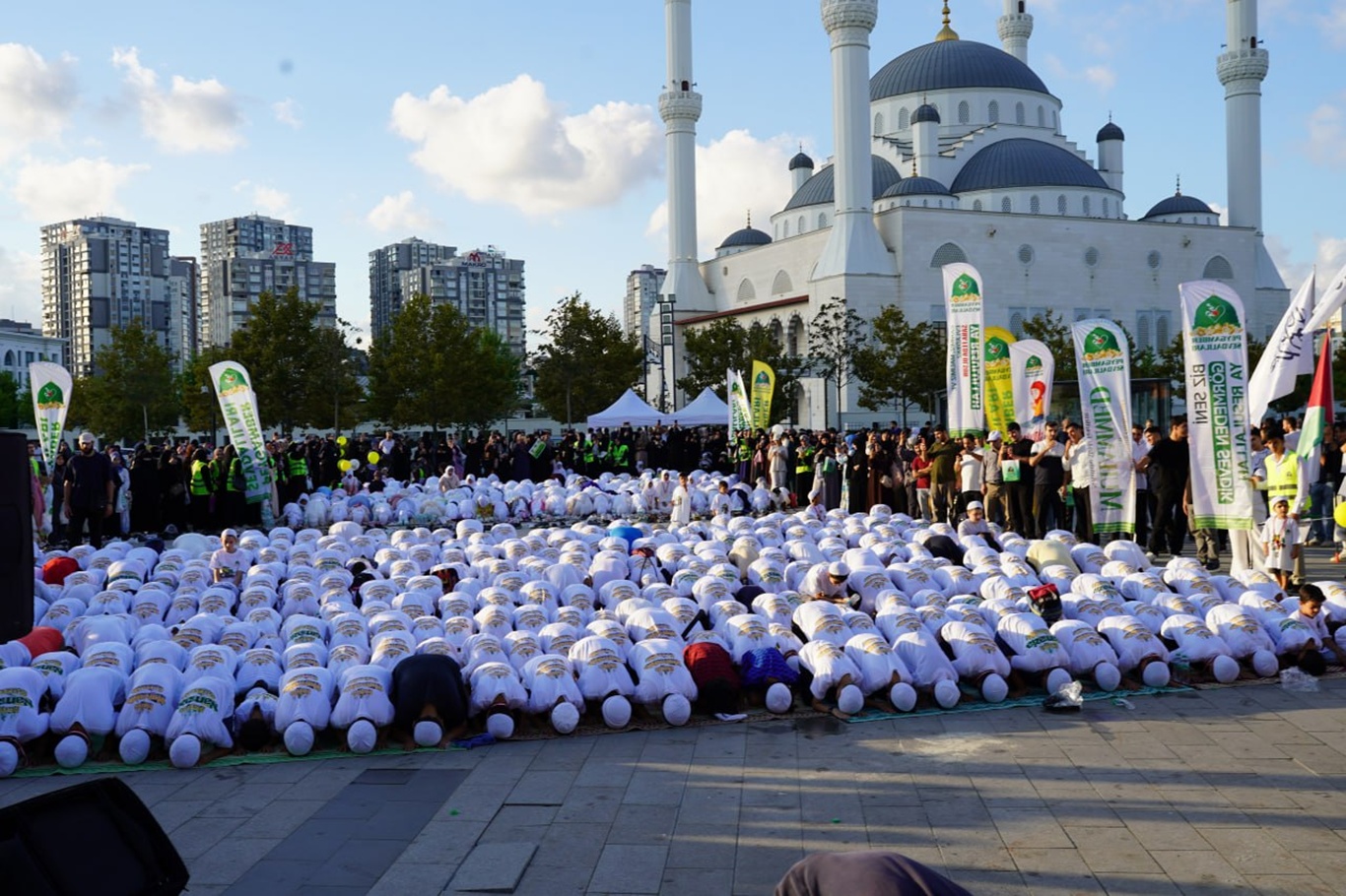 "Hayat Namazla Güzeldir" programı İstanbul'da yoğun katılımla gerçekleşti