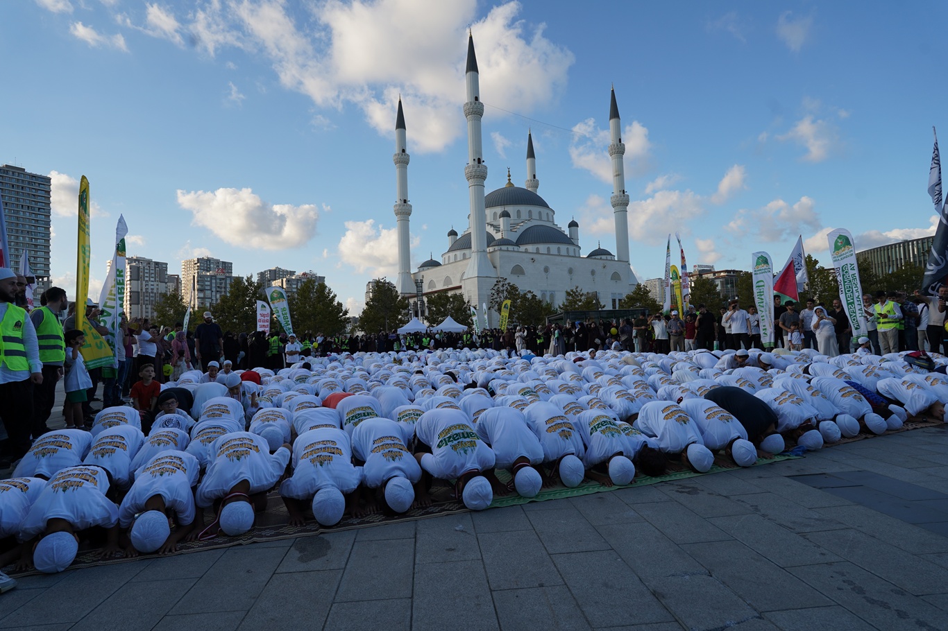 "Hayat Namazla Güzeldir" programı İstanbul'da yoğun katılımla gerçekleşti