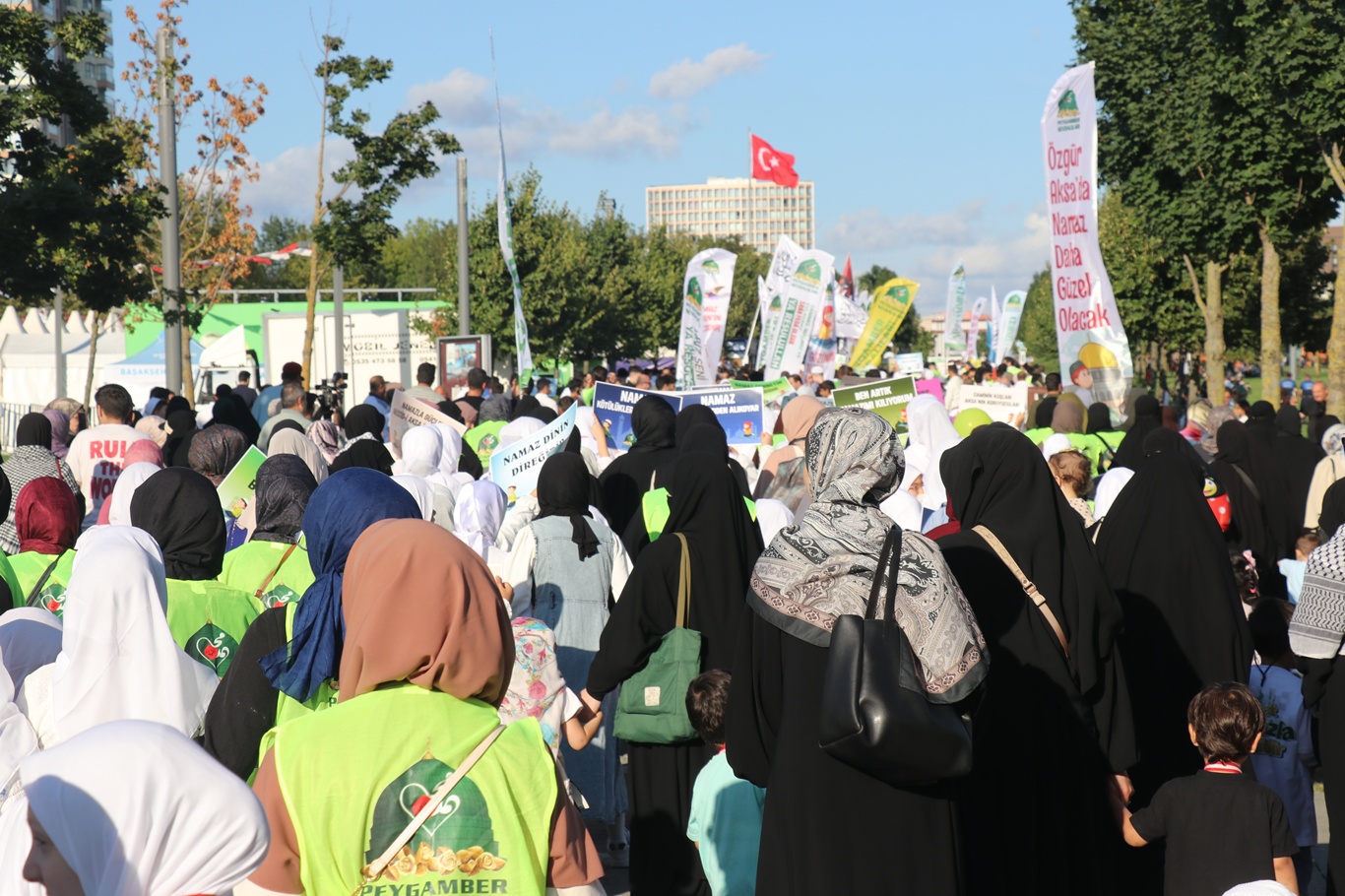 "Hayat Namazla Güzeldir" programı İstanbul'da yoğun katılımla gerçekleşti