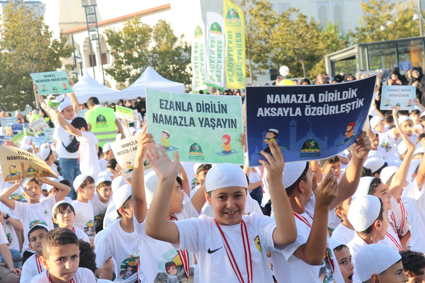 "Hayat Namazla Güzeldir" programı İstanbul'da yoğun katılımla gerçekleşti