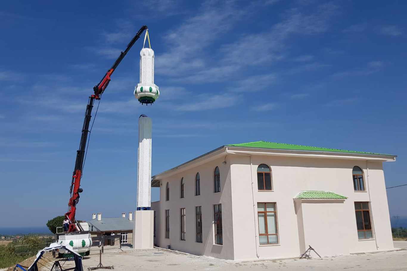 İmamlıktan emekli oldu, cami minaresi yapmaya başladı
