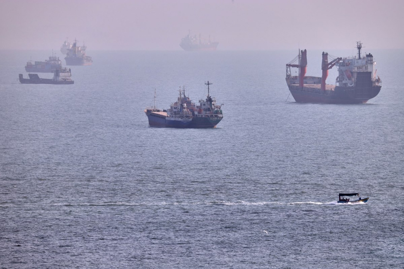 Hormuz shipping slumps as Tehran rejects Washington’s pressure