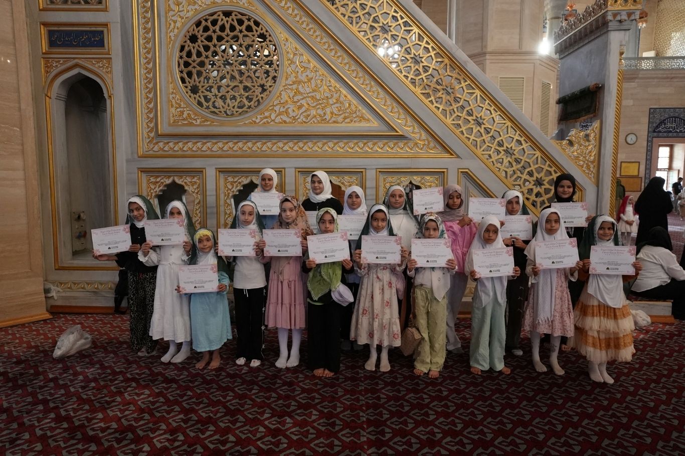 Adana’da Peygamber Sevdalıları Vakfınca düzenlenen programda yüzlerce kız çocuğu tesettüre girerken, öğrenciler Filistin bayrağıyla koreografi düzenledi.