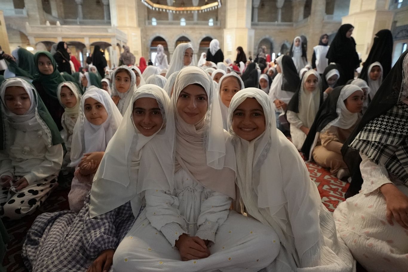 Adana’da Peygamber Sevdalıları Vakfınca düzenlenen programda yüzlerce kız çocuğu tesettüre girerken, öğrenciler Filistin bayrağıyla koreografi düzenledi.