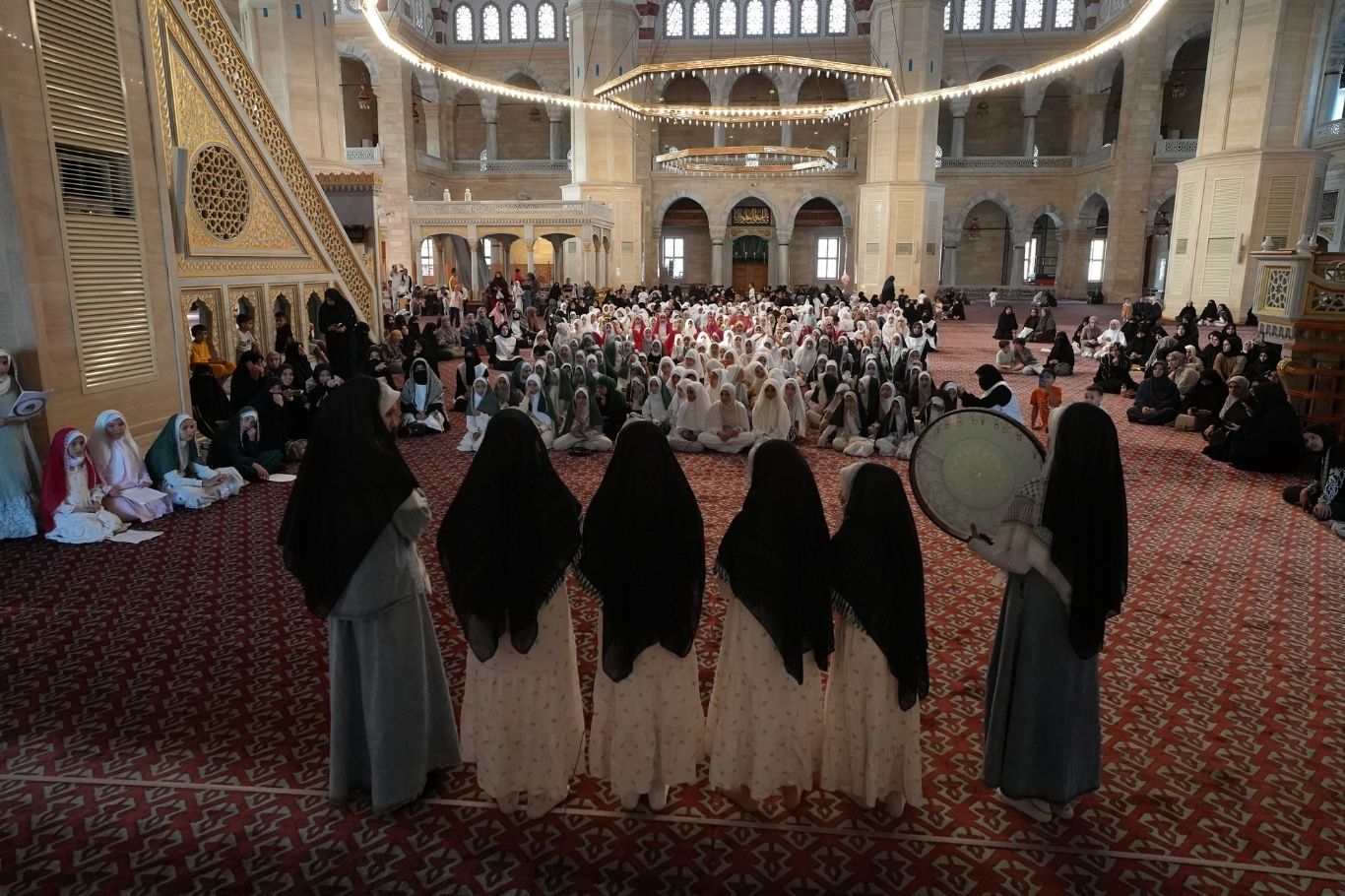 Adana’da Peygamber Sevdalıları Vakfınca düzenlenen programda yüzlerce kız çocuğu tesettüre girerken, öğrenciler Filistin bayrağıyla koreografi düzenledi.