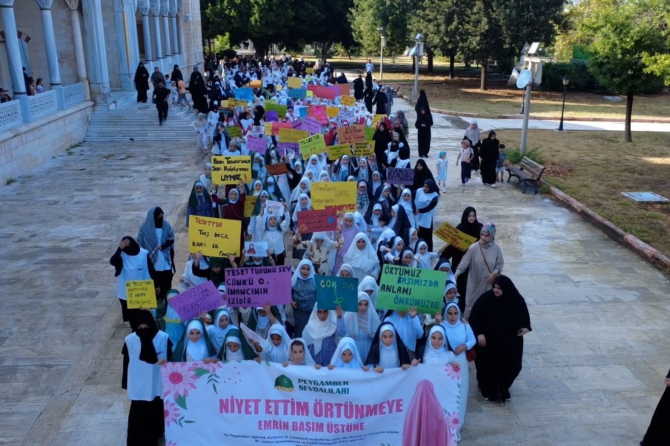 Adana’da Peygamber Sevdalıları Vakfınca düzenlenen programda yüzlerce kız çocuğu tesettüre girerken, öğrenciler Filistin bayrağıyla koreografi düzenledi.