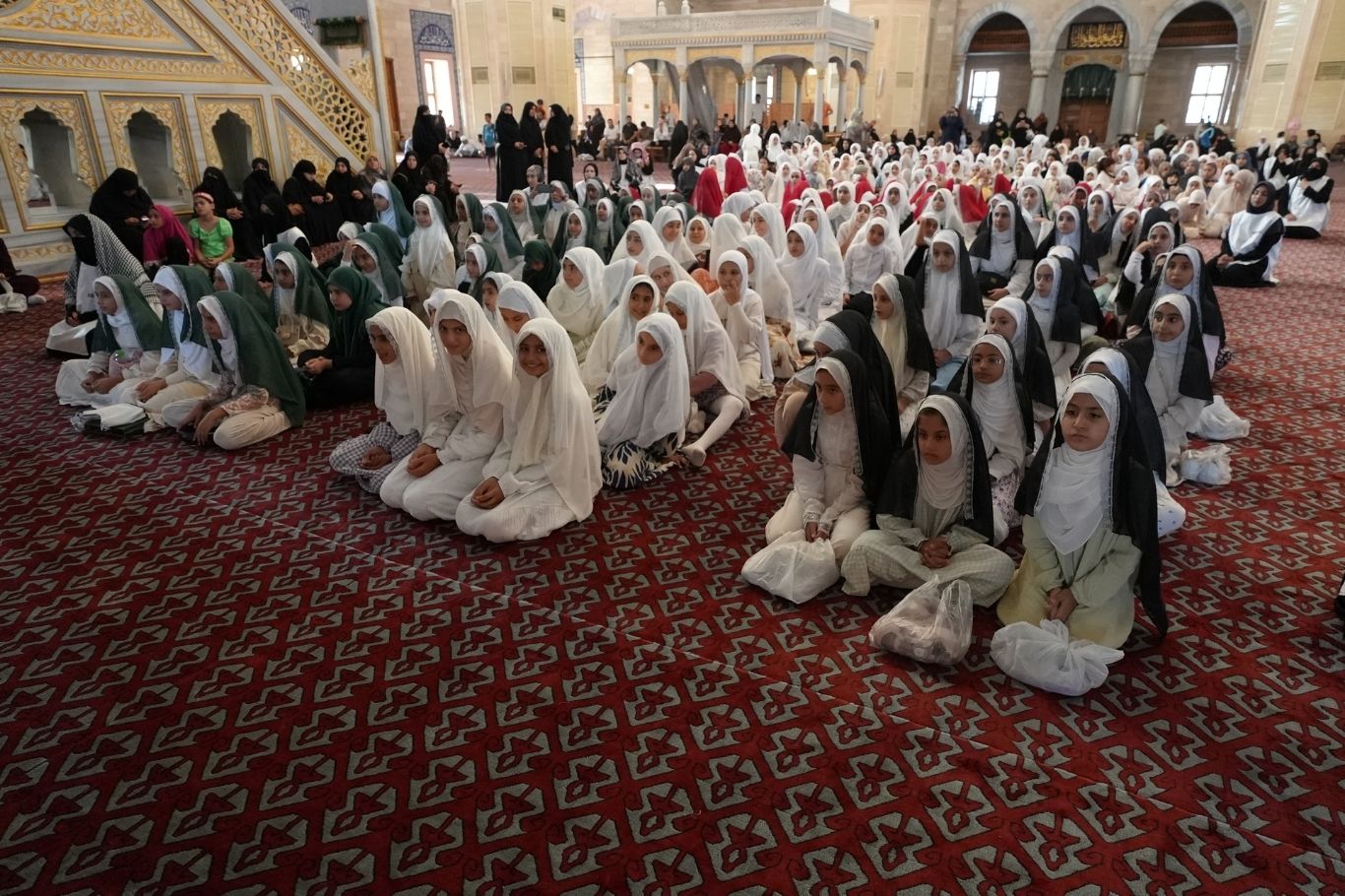 Adana’da Peygamber Sevdalıları Vakfınca düzenlenen programda yüzlerce kız çocuğu tesettüre girerken, öğrenciler Filistin bayrağıyla koreografi düzenledi.