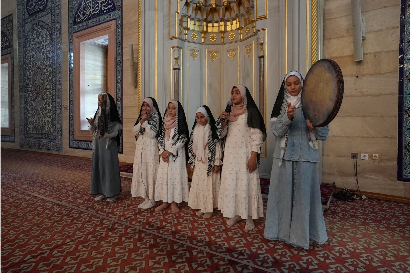 Adana’da Peygamber Sevdalıları Vakfınca düzenlenen programda yüzlerce kız çocuğu tesettüre girerken, öğrenciler Filistin bayrağıyla koreografi düzenledi.