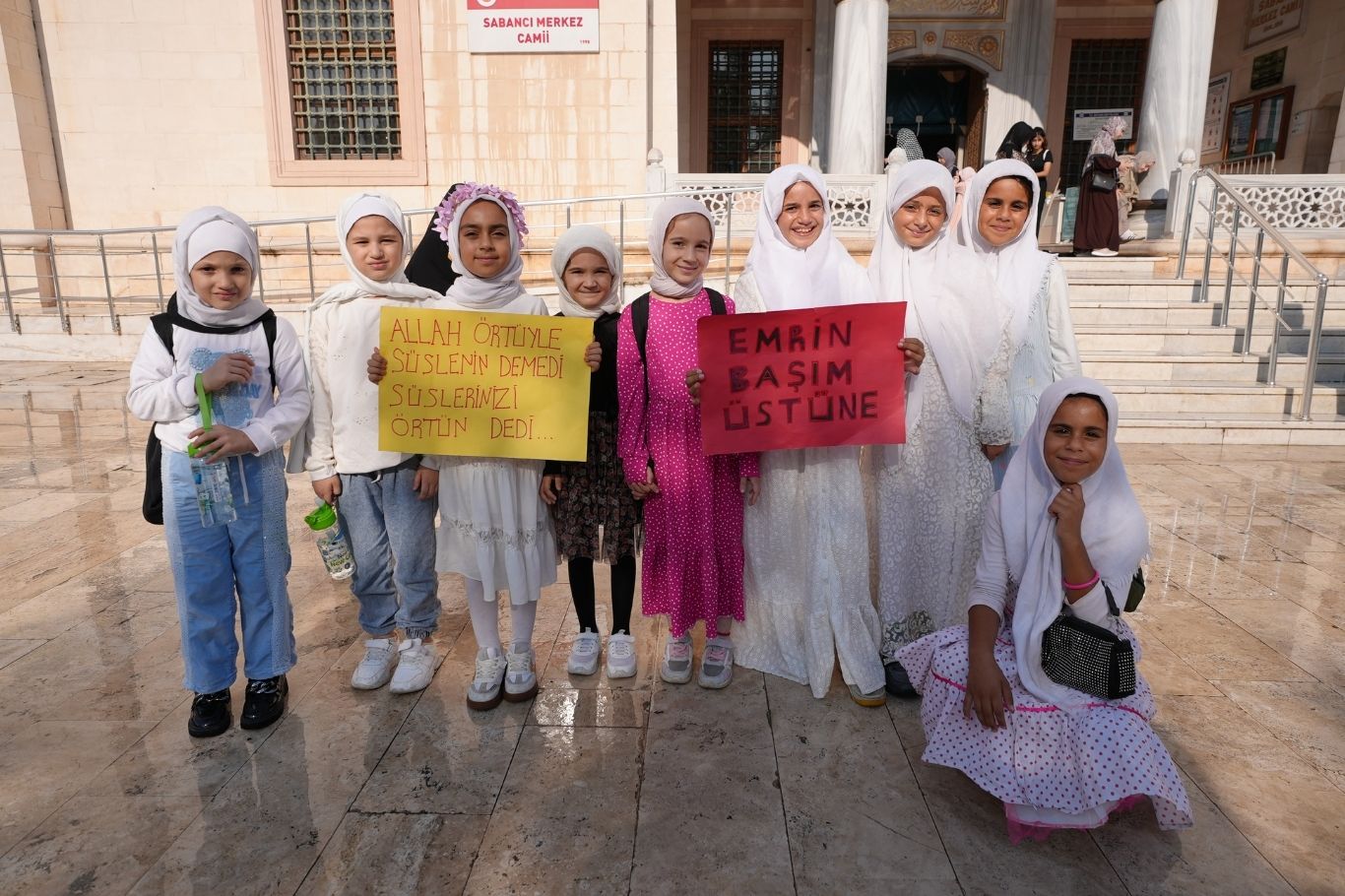 Adana’da Peygamber Sevdalıları Vakfınca düzenlenen programda yüzlerce kız çocuğu tesettüre girerken, öğrenciler Filistin bayrağıyla koreografi düzenledi.