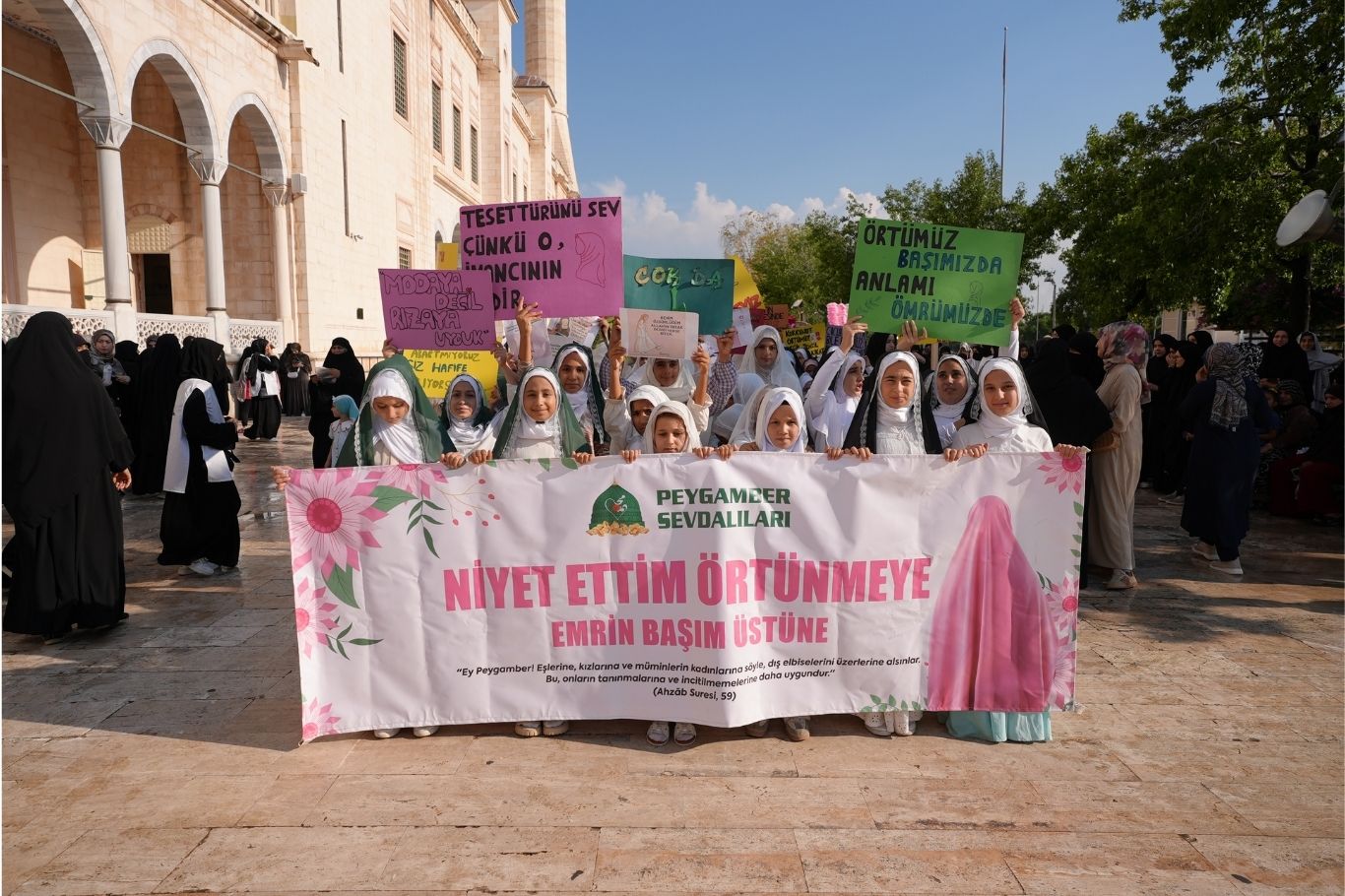 Adana’da Peygamber Sevdalıları Vakfınca düzenlenen programda yüzlerce kız çocuğu tesettüre girerken, öğrenciler Filistin bayrağıyla koreografi düzenledi.