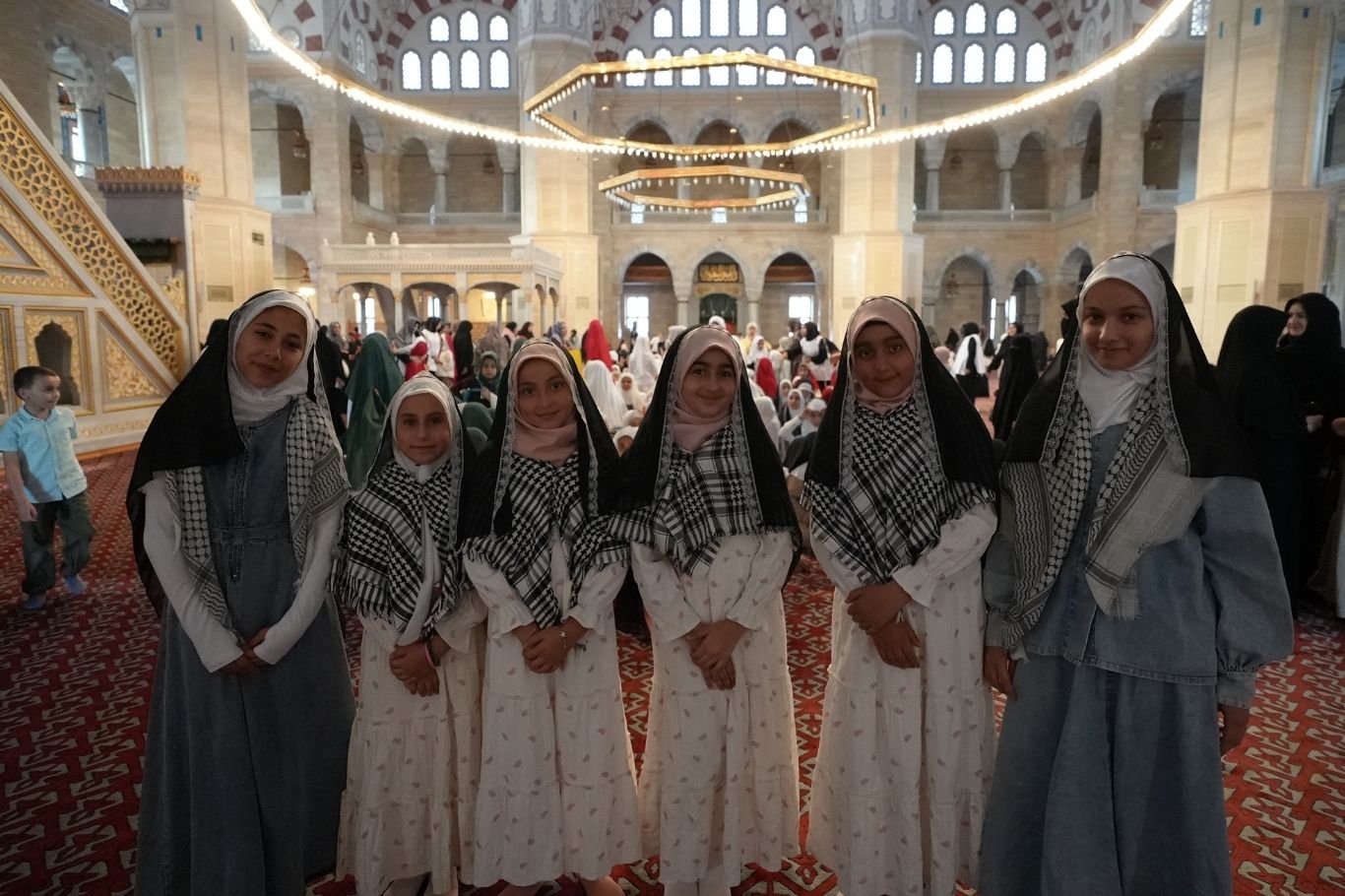 Adana’da Peygamber Sevdalıları Vakfınca düzenlenen programda yüzlerce kız çocuğu tesettüre girerken, öğrenciler Filistin bayrağıyla koreografi düzenledi.
