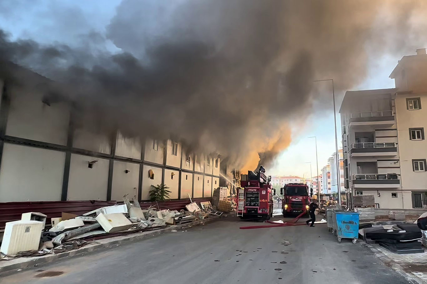 Malatya'da konteyner koğuşlarda çıkan yangında 180 konteyner yandı