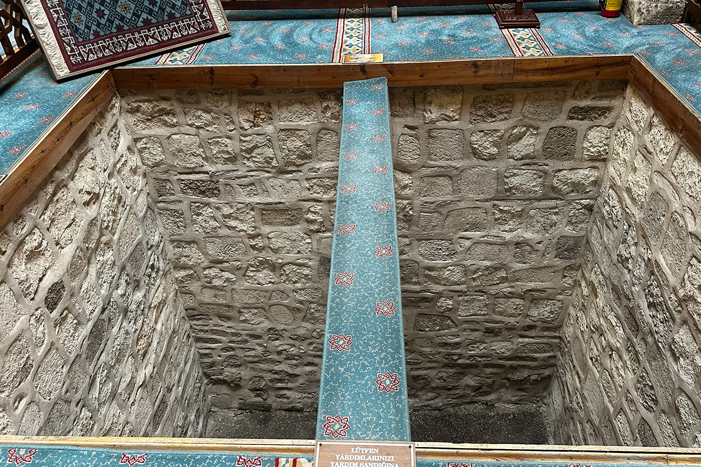 13. yüzyıldan günümüze uzanan Eşrefoğlu Camii yaz aylarında ziyaretçilerini ağırlıyor