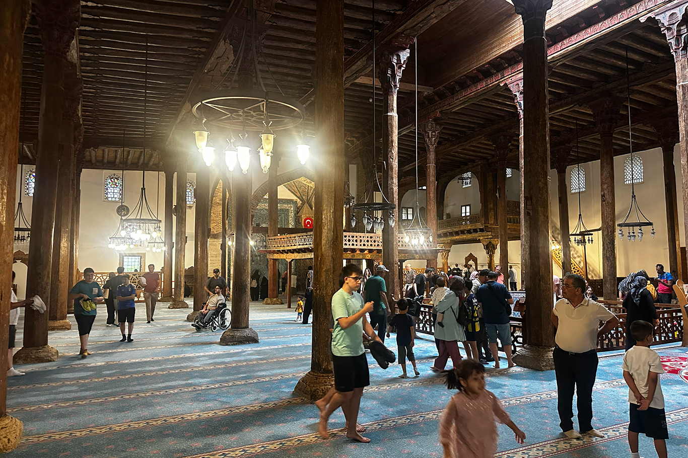 13. yüzyıldan günümüze uzanan Eşrefoğlu Camii yaz aylarında ziyaretçilerini ağırlıyor