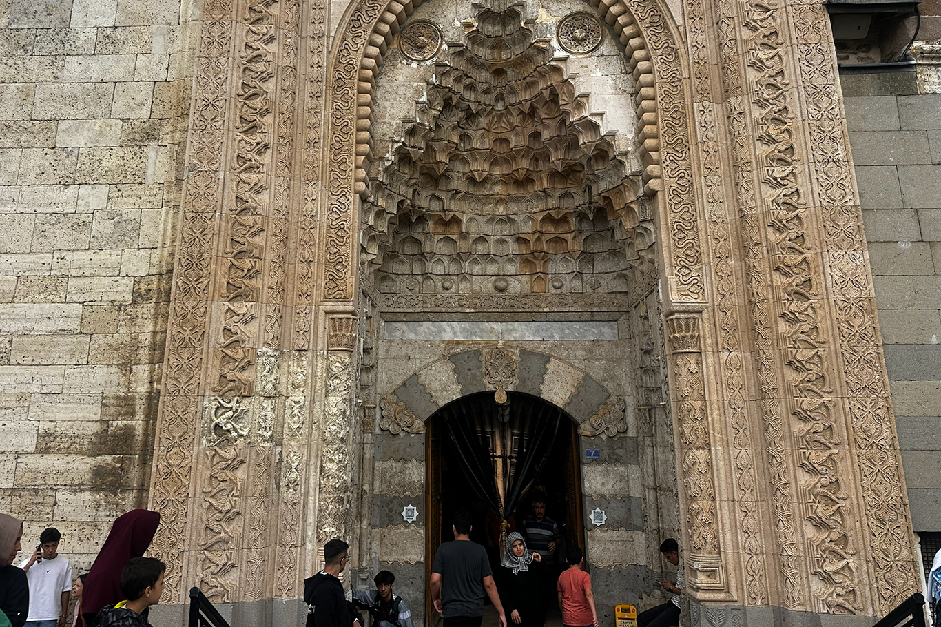 13. yüzyıldan günümüze uzanan Eşrefoğlu Camii yaz aylarında ziyaretçilerini ağırlıyor