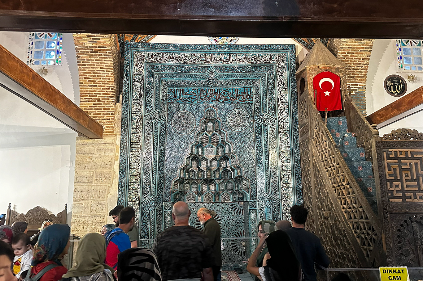 13. yüzyıldan günümüze uzanan Eşrefoğlu Camii yaz aylarında ziyaretçilerini ağırlıyor