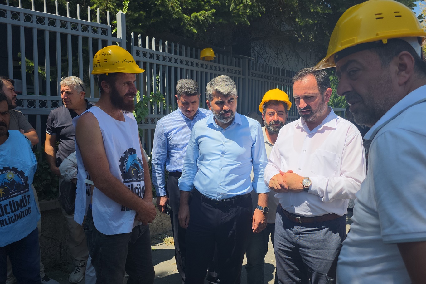 HÜDA PAR Milletvekili Dinç, hakları için eylem yapan madencileri ziyaret etti