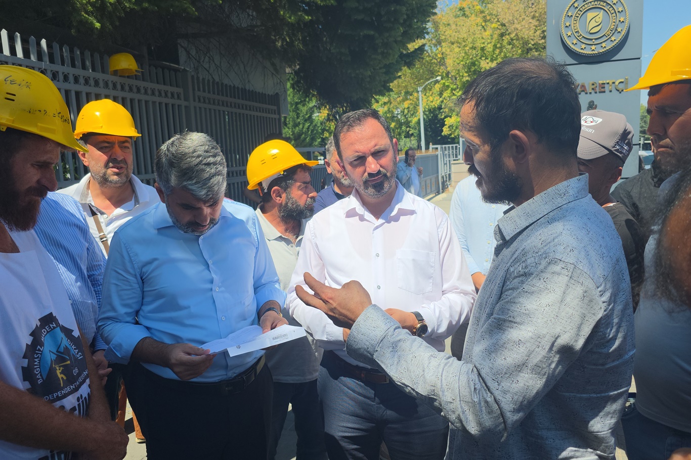 HÜDA PAR Milletvekili Dinç, hakları için eylem yapan madencileri ziyaret etti