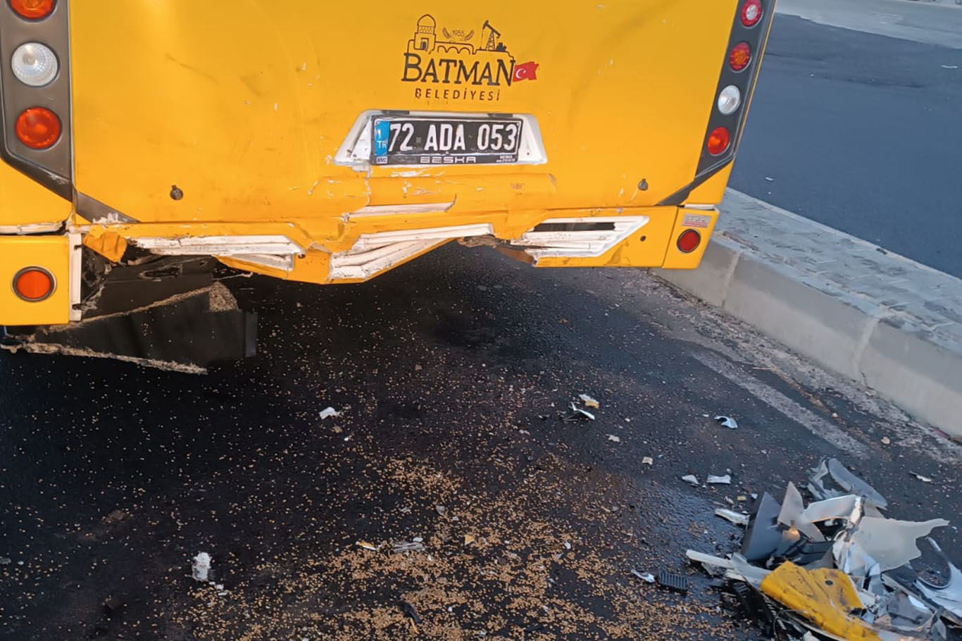 Batman'da minibüs ile belediye otobüsü çarpıştı