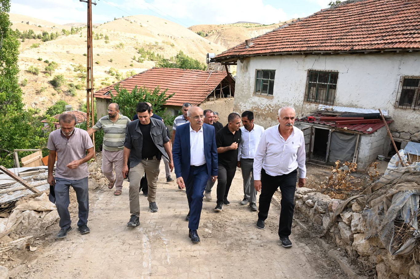 Büyükşehir Belediye Başkanı Er Başkan Er, sel felaketinin yaşandığı Kocaözü'nü ziyaret etti