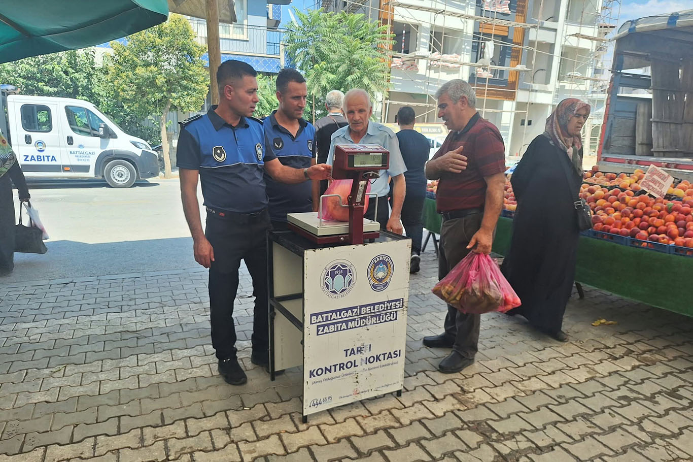 Battalgazi'de semt pazarlarına yönelik denetimler sürüyor