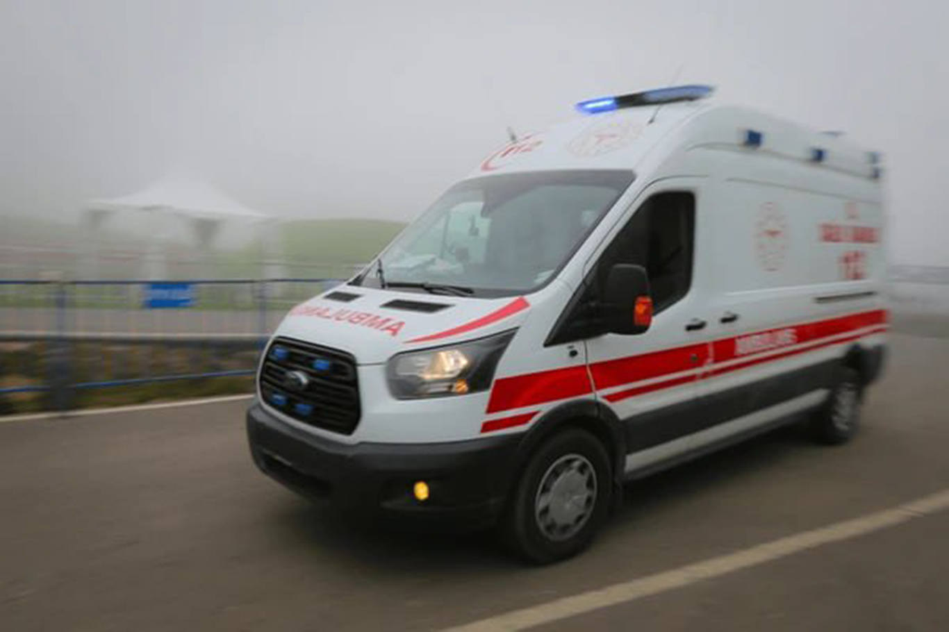 Bilecik'te kontrolden çıkan otomobil bariyerlere çarptı: 3 yaralı