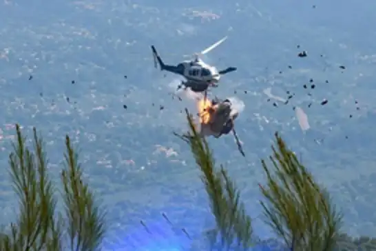 Yunanistan'da iki yangın söndürme helikopteri havada çarpıştı
