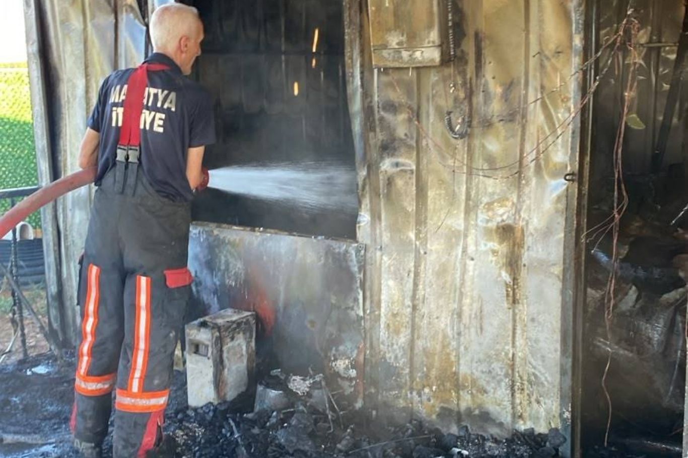 Malatya'da konteyner yangını paniğe neden oldu