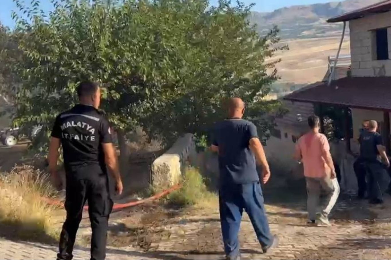 Malatya'daki yangın kontrol altına alındı: 2 ahır bir ev zarar gördü, 3 kişi dumandan etkilendi