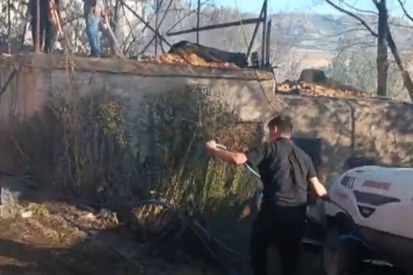 Malatya'daki yangın kontrol altına alındı: 2 ahır bir ev zarar gördü, 3 kişi dumandan etkilendi