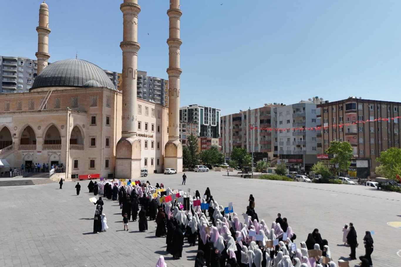 Mardin'de "Niyet Ettim Örtünmeye, Emrin Başım Üstüne" programı düzenledi