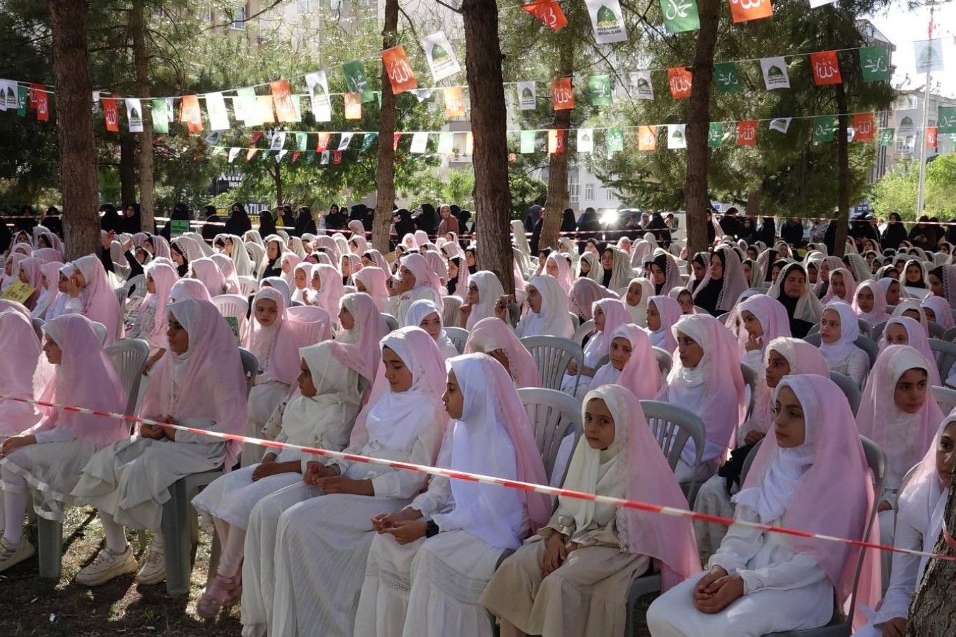 Mardin'de "Niyet Ettim Örtünmeye, Emrin Başım Üstüne" programı düzenledi