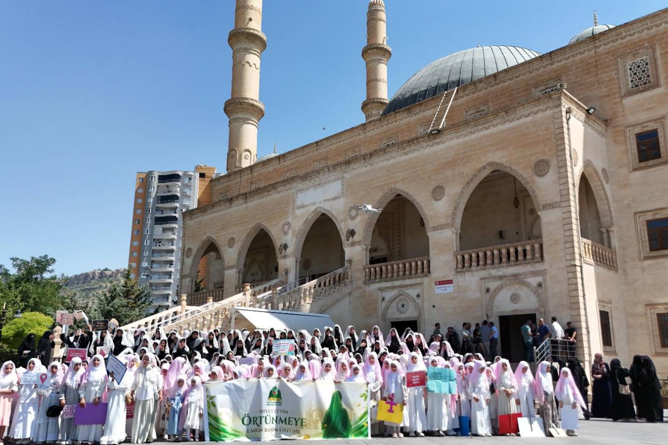 Mardin'de "Niyet Ettim Örtünmeye, Emrin Başım Üstüne" programı düzenledi