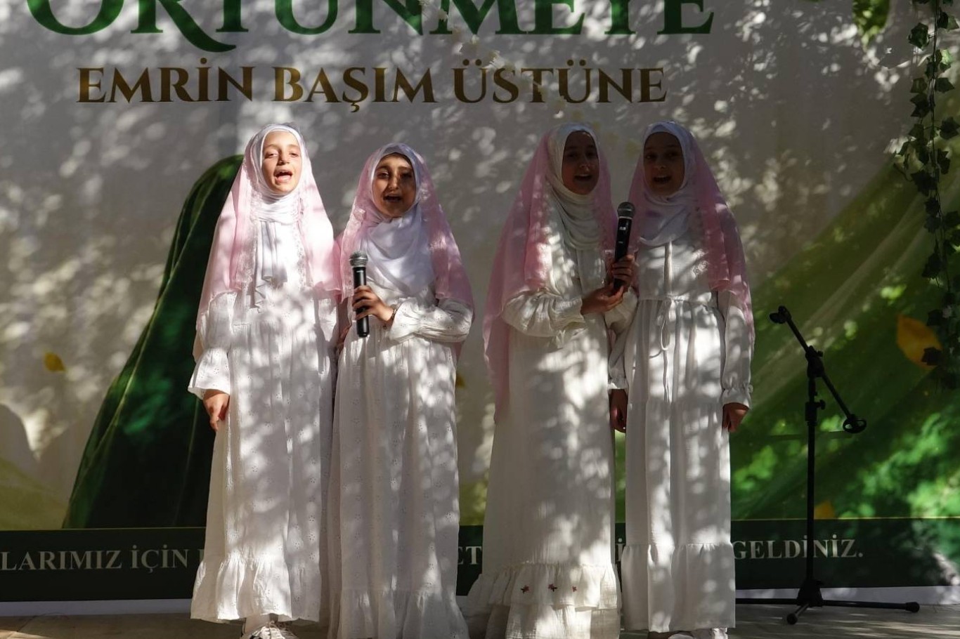 Mardin'de "Niyet Ettim Örtünmeye, Emrin Başım Üstüne" programı düzenledi