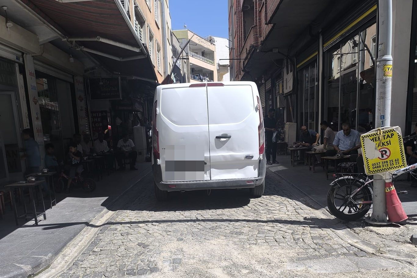 Park edilen araçlar ambulansın hastaya ulaşmasını engelledi