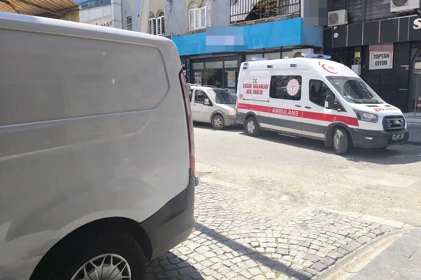 Park edilen araçlar ambulansın hastaya ulaşmasını engelledi