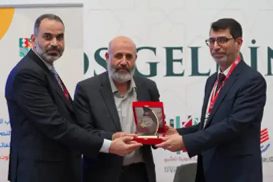 تكريم رئيس رابطة علماء فلسطين في معرض إسطنبول للكتاب العربي