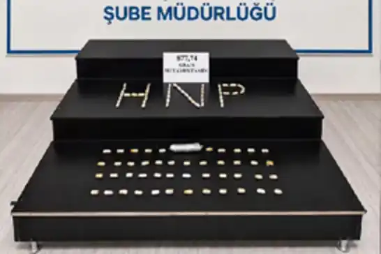 Hakkâri’de 3 İran uyruklu şüphelinin vücudundan 877 gram uyuşturucu çıktı