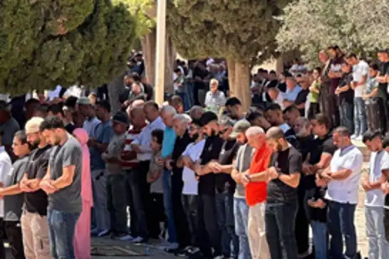 İşgalcilerin engellemelerine rağmen yaklaşık 70 bin kişi Mescid-i Aksa'da cuma namazı kıldı