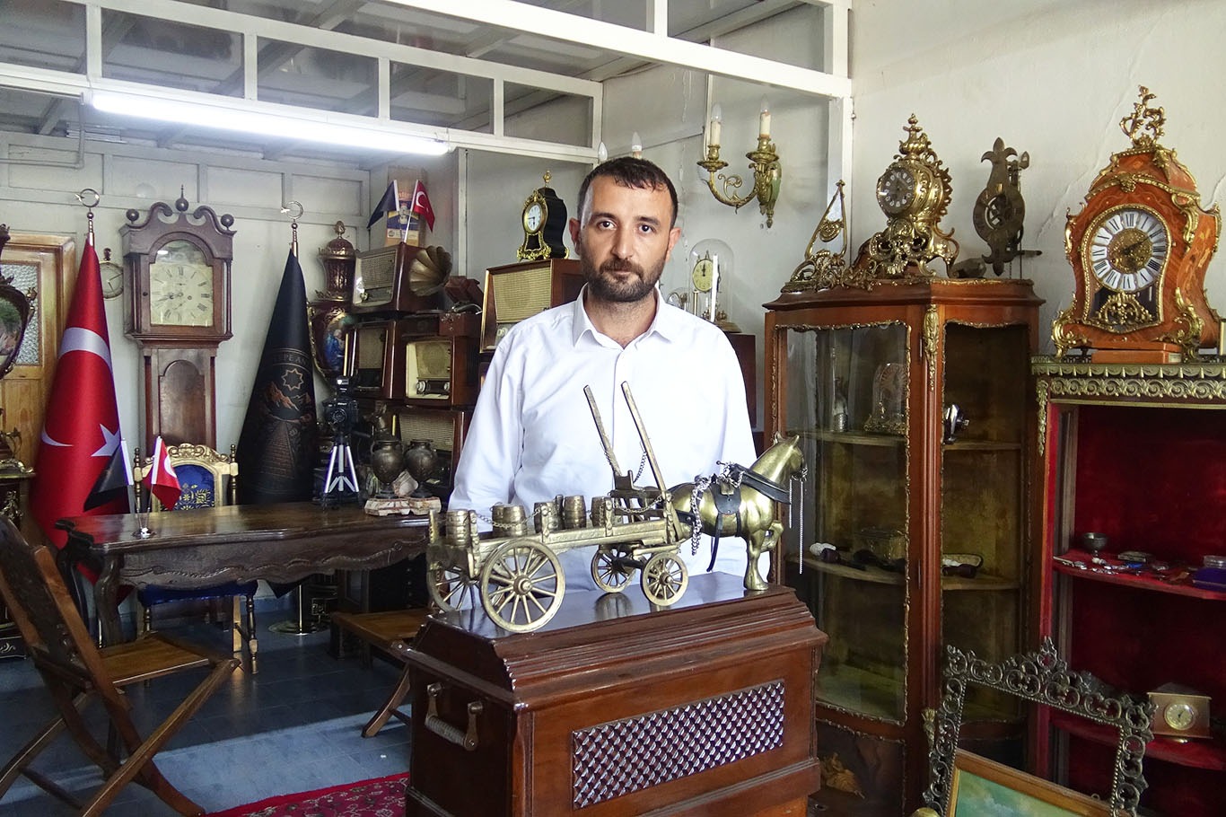Antikacı Gaspak: Deprem sadece evleri, dükkanları yıkmadı, insanların geçmişini de yıktı