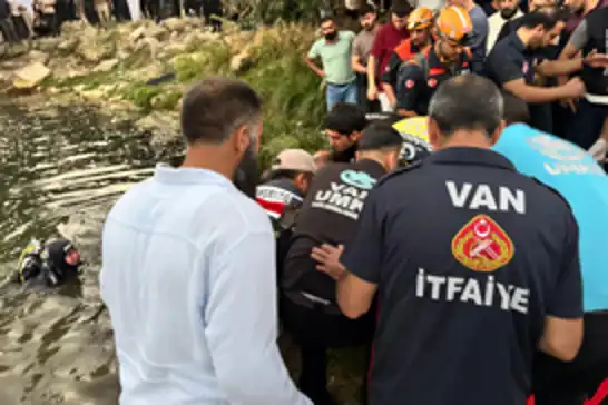 Van'da suya düşen oğlunu kurtarmak isteyen baba boğuldu