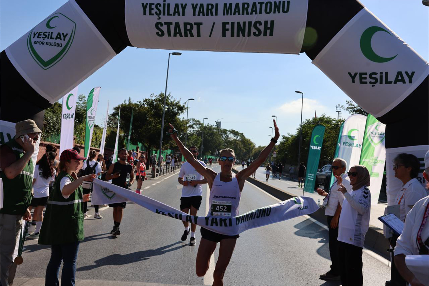 Yeşilay Yarı Maratonu, yüzlerce kişinin katılımıyla gerçekleşti