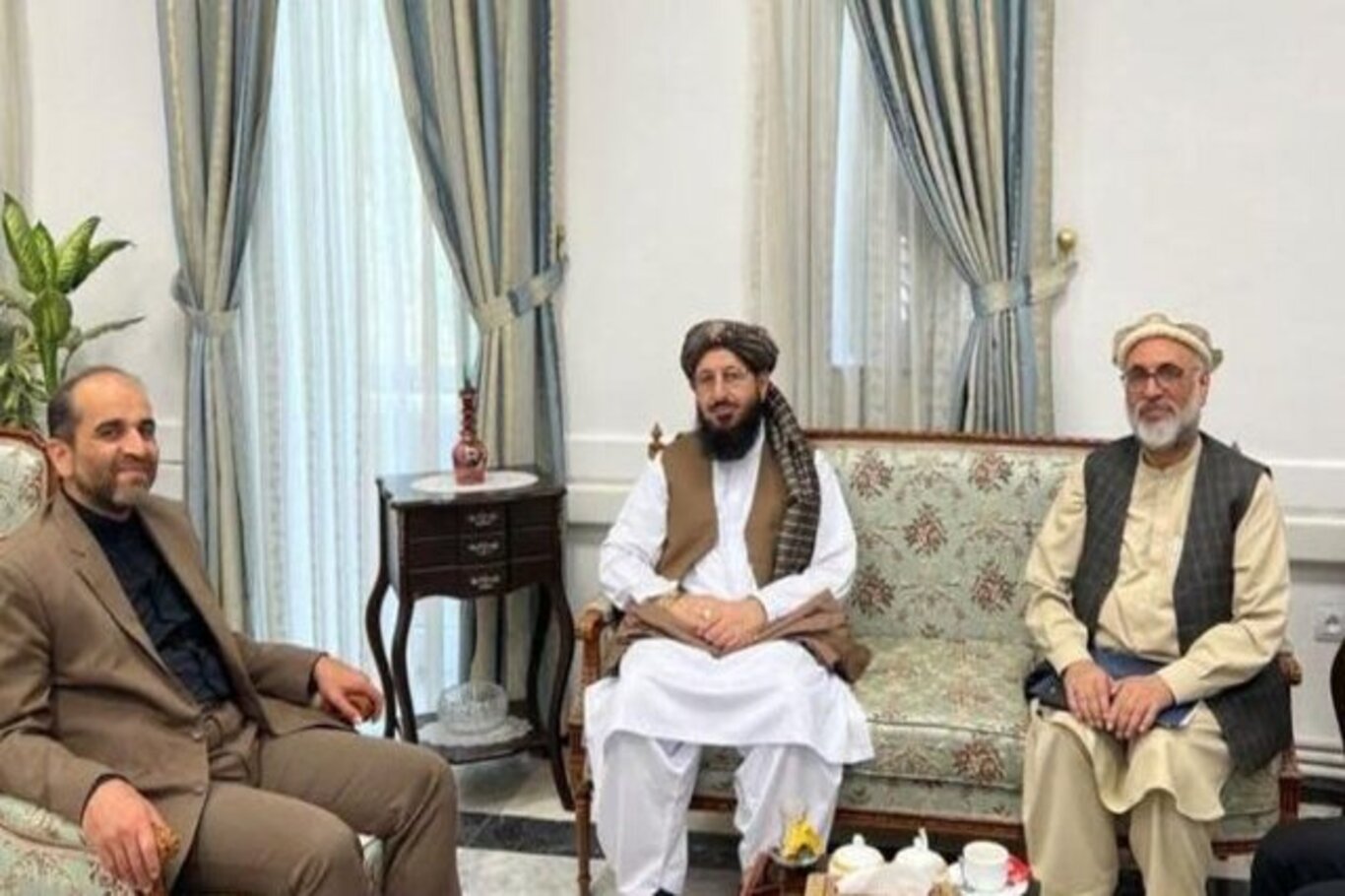 Afghan, Iranian officials seek solutions to challenges facing Afghan refugees   