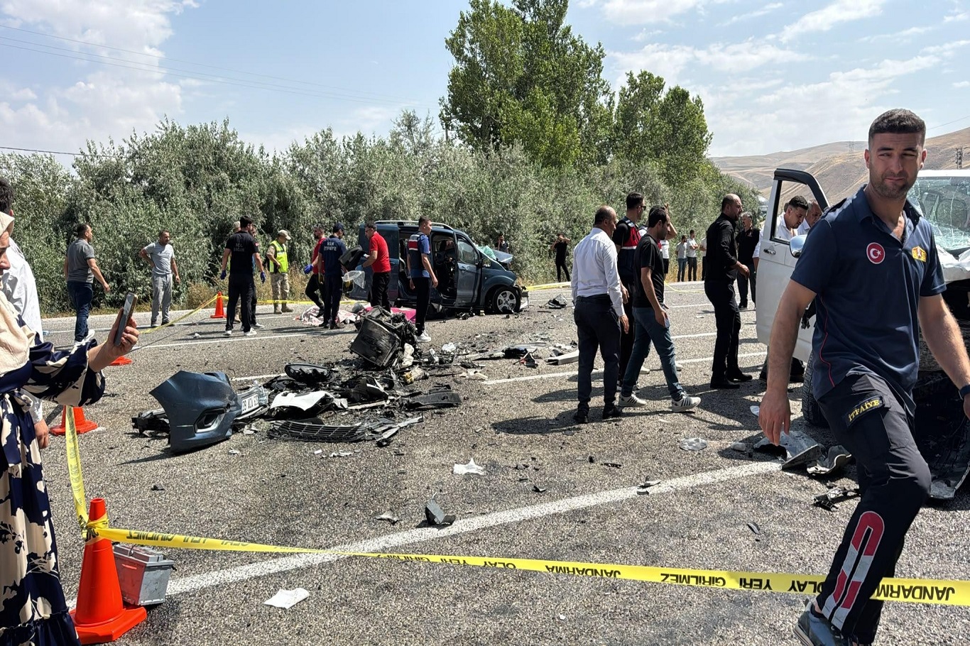 Van'da iki araç kafa kafaya çarpıştı: 2 ölü, 9 yaralı